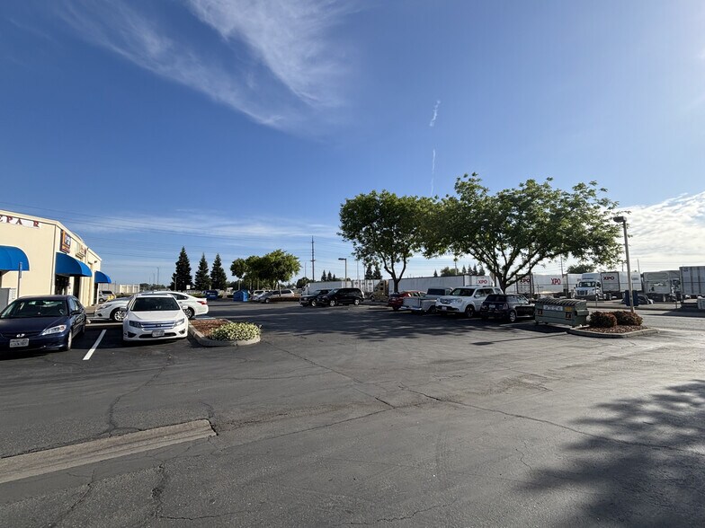 More Photos Of 3523-3537 Kiessig Ave, Sacramento Warehouse For Sale