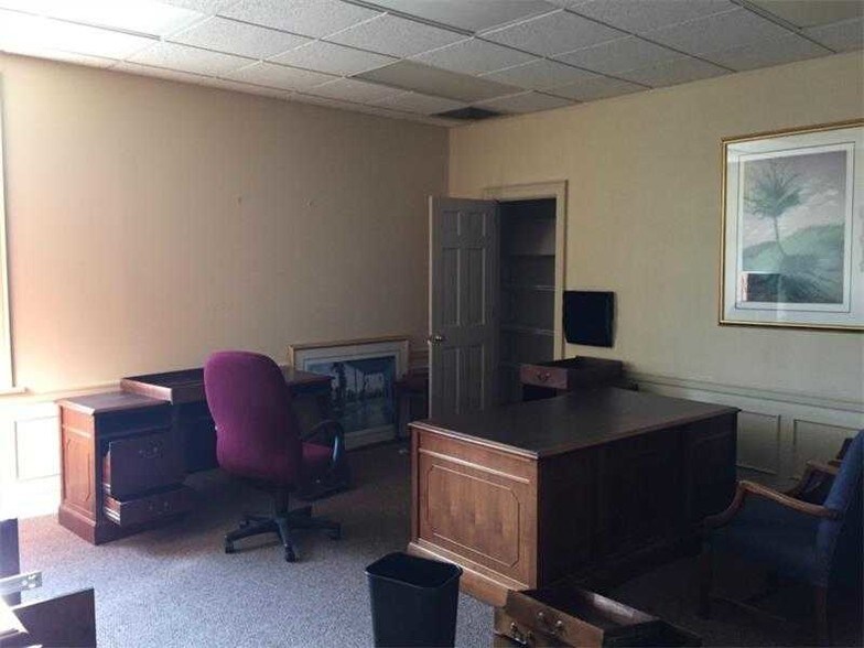 More Photos Of 102 E Main St, Cartersville Bank For Lease