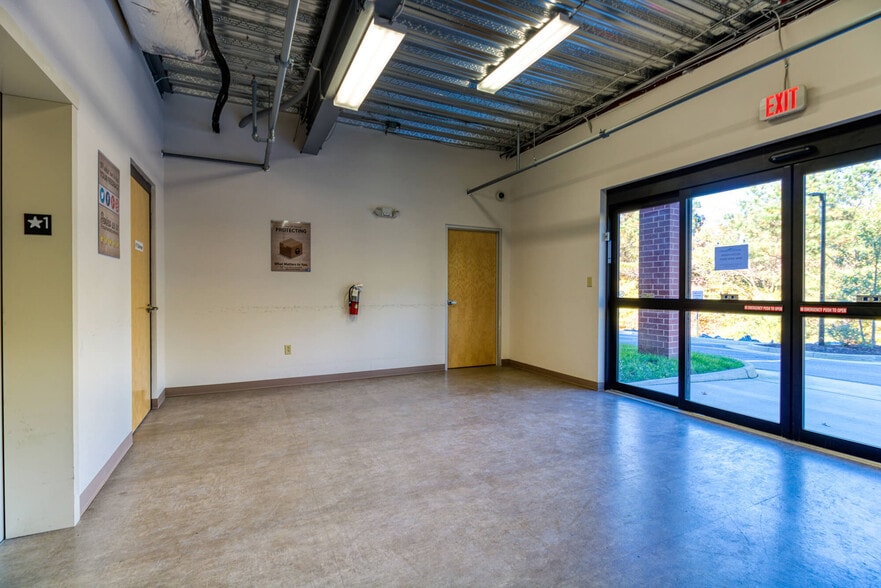 More Photos Of 105 Professional Pky, Yorktown Specialty For Lease