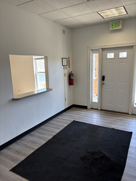 More Photos Of 95 N Leslie Rd, North East Office Residential For Lease