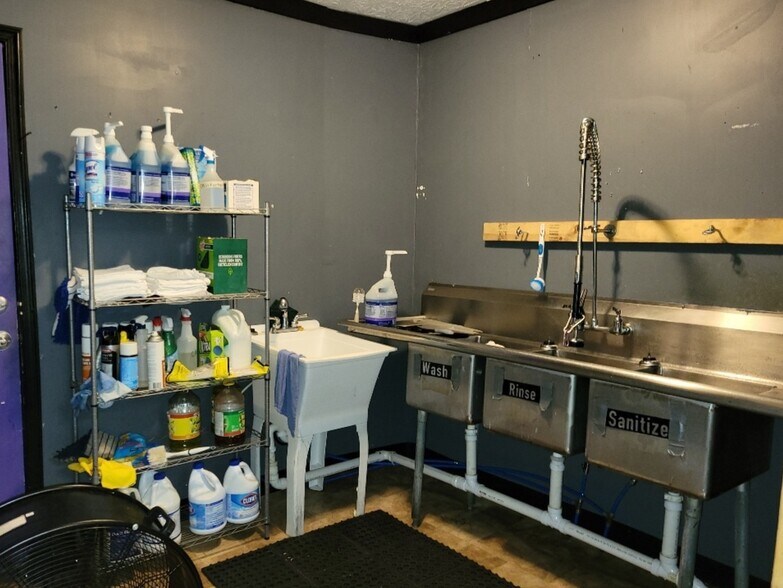 More Photos Of 15111 MacCorkle Ave, Belle Restaurant For Sale