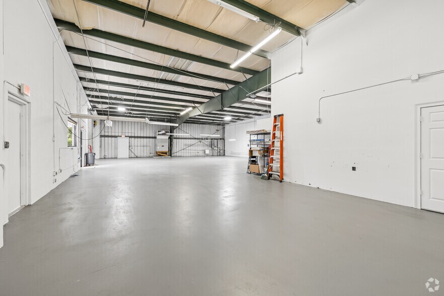 More Photos Of 4408 Corporate Sq, Naples Manufacturing For Sale