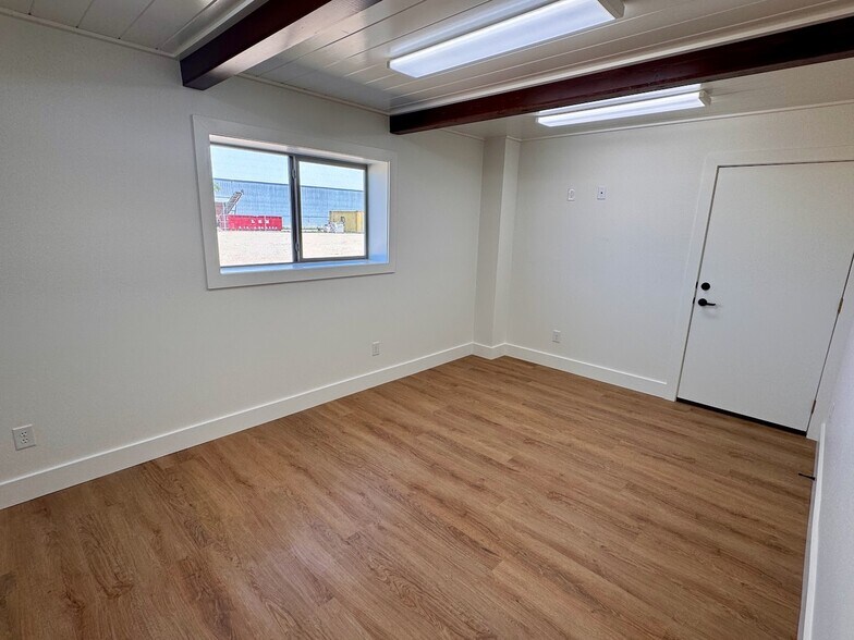 More Photos Of 1501 Lillian Ave, Jourdanton Flex For Lease