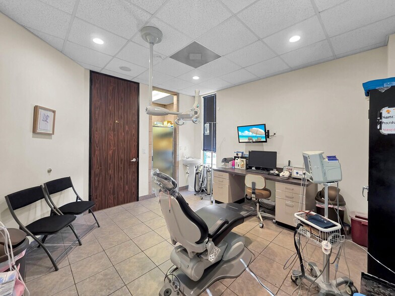 More Photos Of 6429 Fairmont Pky, Pasadena Office For Sale