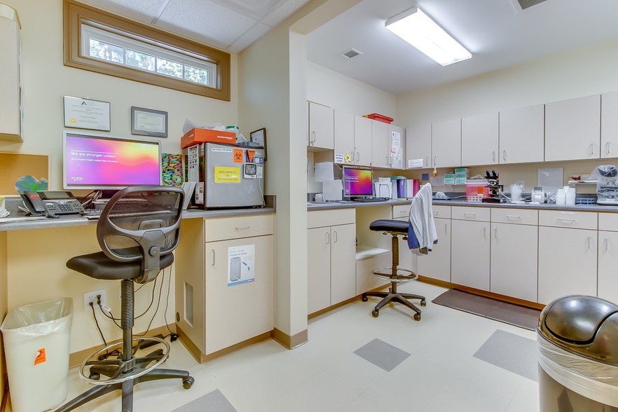 More Photos Of 135 Professional Park Dr, Seneca Healthcare For Lease