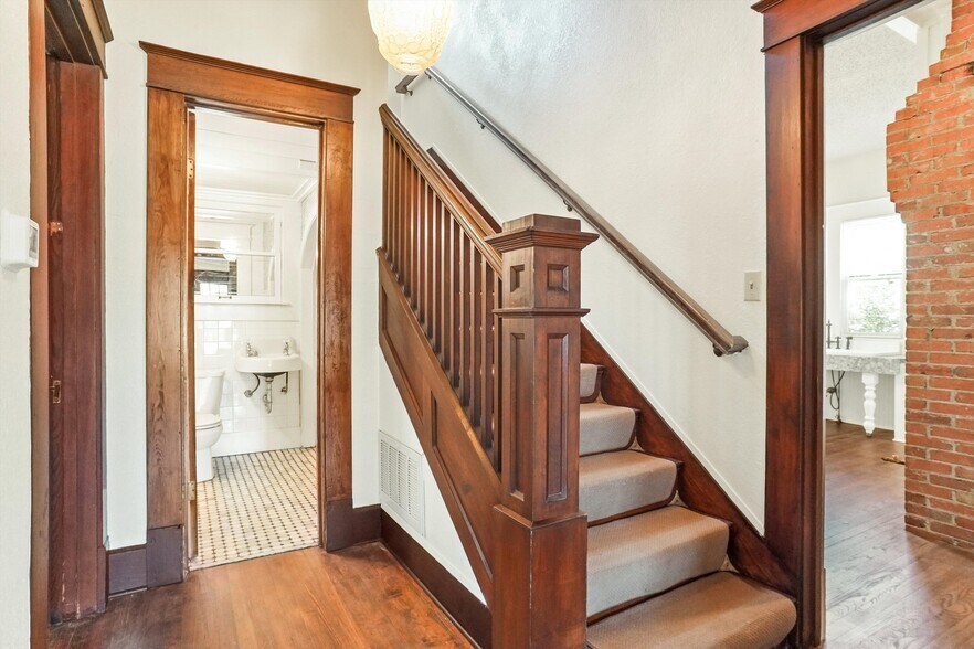 More Photos Of 1116 Lamar Ave, Paris Office For Sale