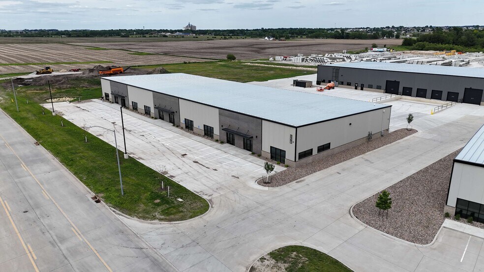 More Photos Of 2151 Shiloh Rose Pkwy SW, Bondurant Flex For Lease