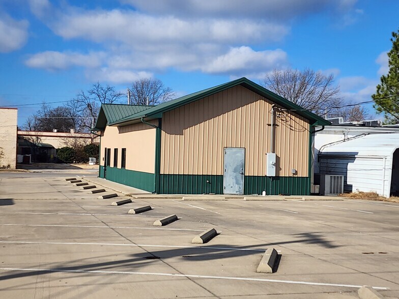 More Photos Of 108 E Pine St, East Prairie Restaurant For Sale