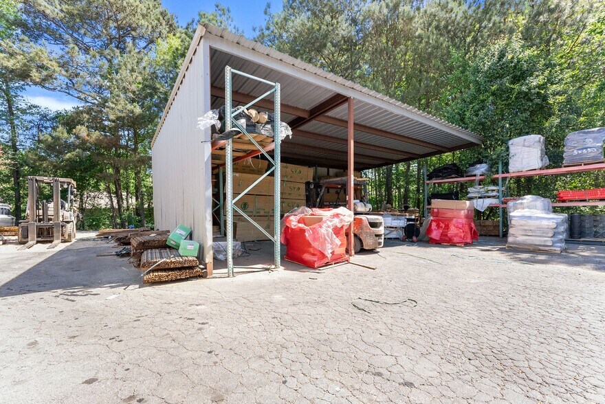 More Photos Of 3917 Old Flowery Branch Rd, Oakwood Flex For Lease