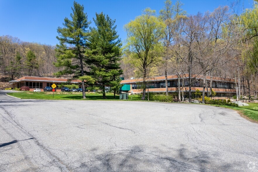 More Photos Of 28 Kaysal Ct, Armonk Office For Lease