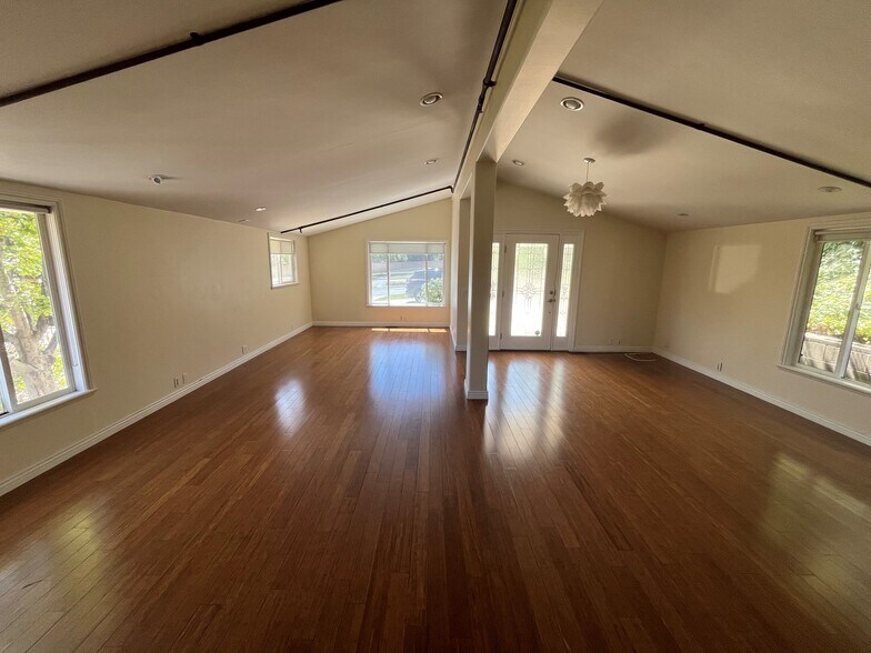 More Photos Of 22315 Mulholland Hwy, Calabasas Office For Sale
