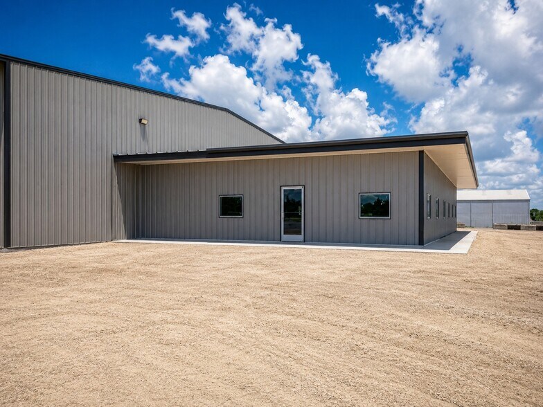 More Photos Of 236 Industrial Park Dr, Victoria Warehouse For Sale