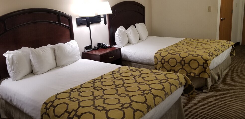 More Photos Of 5015 Ridgeway Dr, Harlan Hotel For Sale