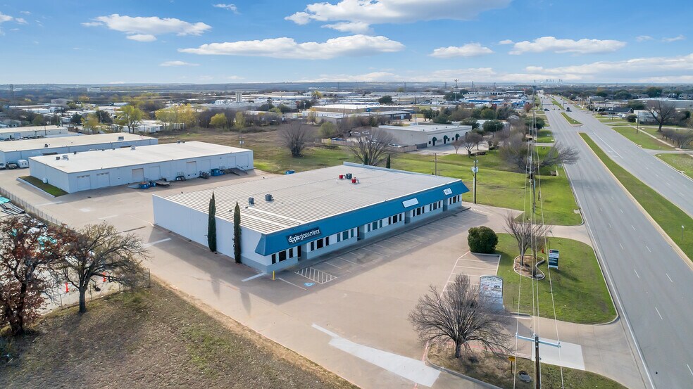 More Photos Of 2801-2807 W Euless Blvd, Euless Showroom For Lease