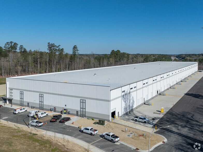 More Photos Of 560 Hinton Oaks Blvd, Knightdale Warehouse For Lease