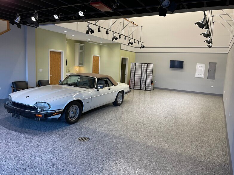 More Photos Of 2108-2260 Ferry Rd, Naperville Showroom For Sale