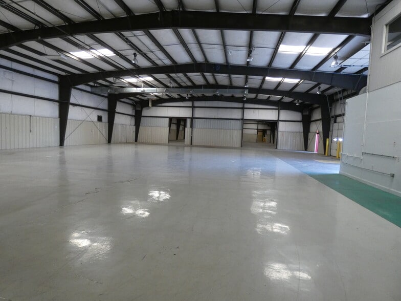 More Photos Of 1920 Flintstone Dr, Statesville Warehouse For Lease