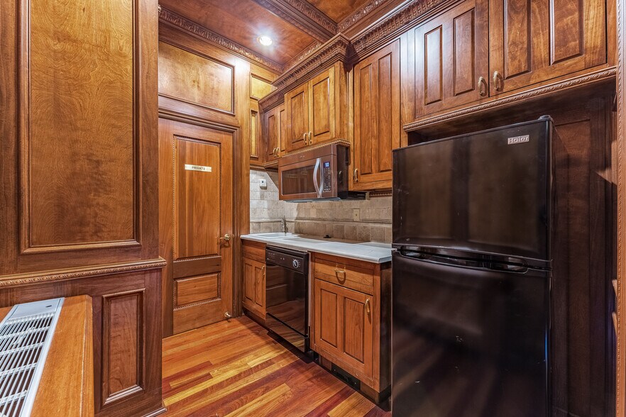 More Photos Of 324 N College Ave, Fayetteville Office For Sale