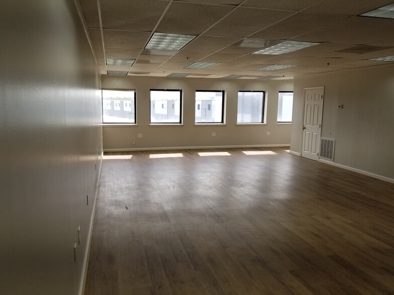 More Photos Of 4925-4949 Beech Rd, Temple Hills Flex For Lease