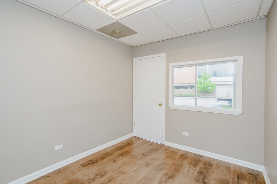 More Photos Of 831 W Touhy Ave, Park Ridge Storefront For Lease