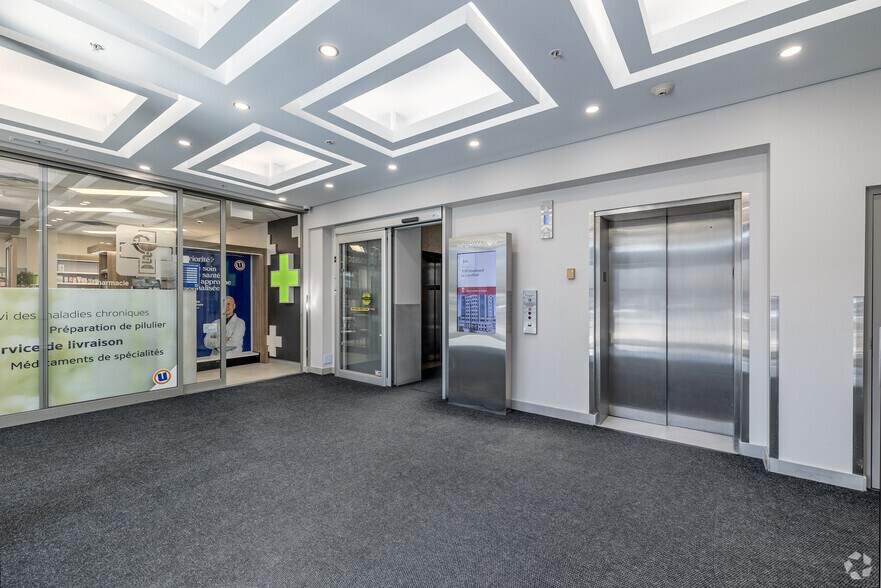 More Photos Of 3030 Boul Le Carrefour, Laval Medical For Lease