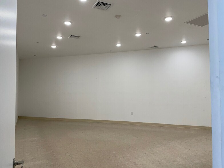 More Photos Of 1605 Lemoine Ave, Fort Lee Freestanding For Lease