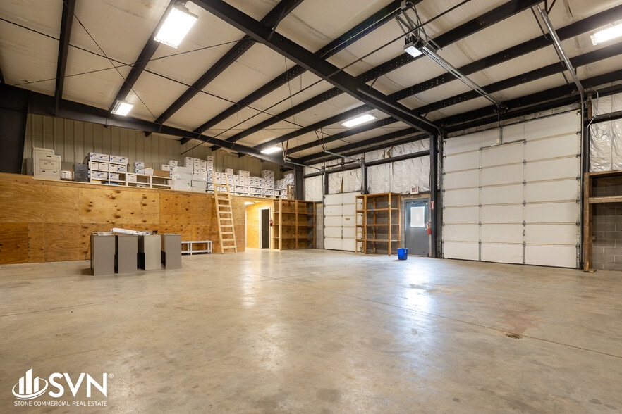 More Photos Of 780 Enterprise Dr, Lexington Warehouse For Lease