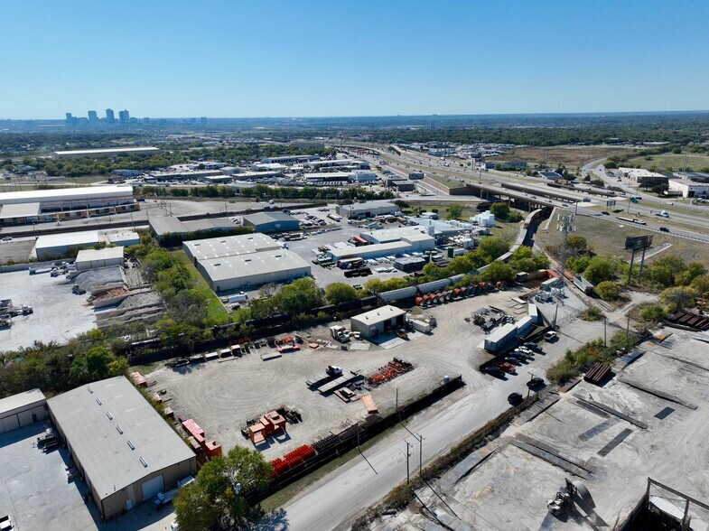 More Photos Of 2420 NE 35th St, Fort Worth Service For Lease