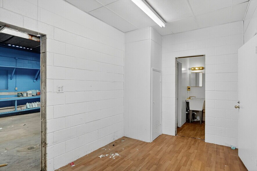 More Photos Of 2201 E 8th St, Odessa Office For Sale