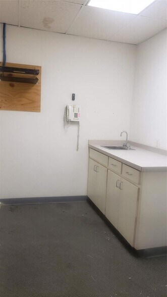 More Photos Of 711 SW 1st St, Mineral Wells Healthcare For Sale