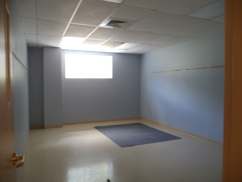 More Photos Of 187 Hampstead Rd, Derry Specialty For Sale