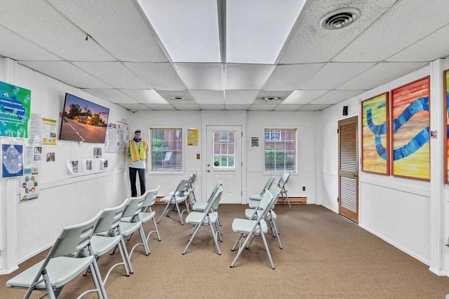 More Photos Of 600-604 W Washington St, Suffolk Storefront Retail Office For Sale