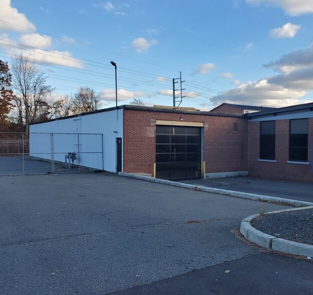 More Photos Of 336 Weir St, Taunton Warehouse For Lease
