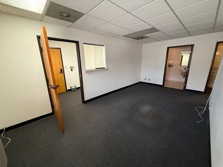 More Photos Of 1918 W Magnolia Blvd, Burbank Office For Lease