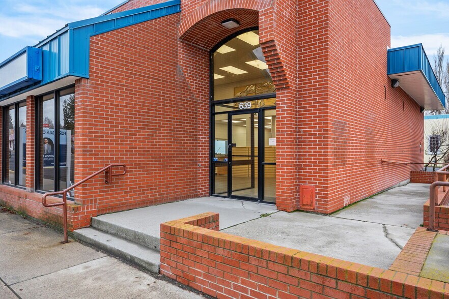 More Photos Of 639 Morgan St, Davenport Bank For Lease