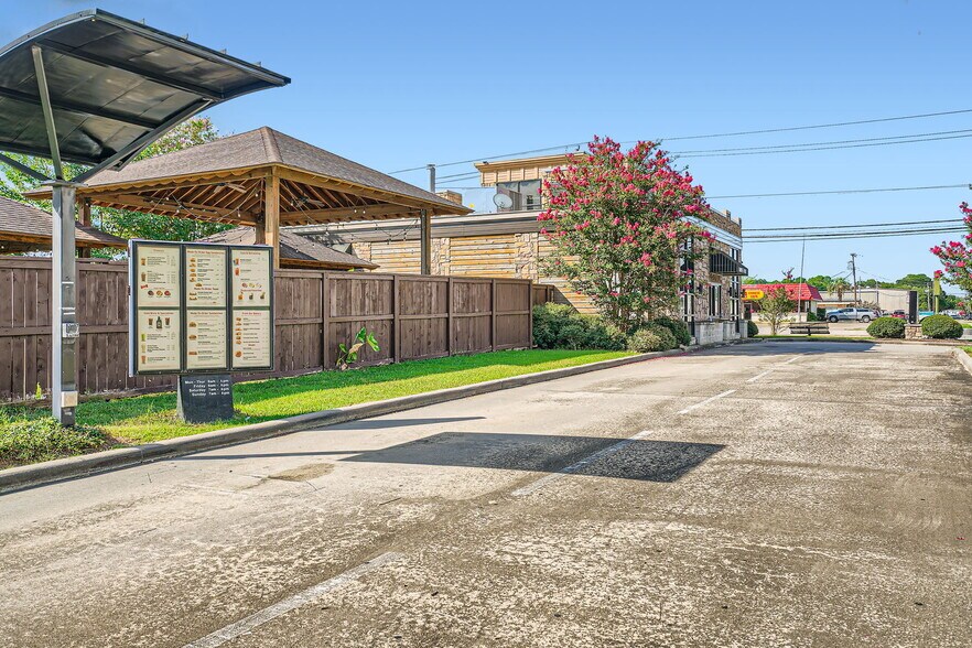 More Photos Of 201 S Friendswood Dr, Friendswood Freestanding For Lease