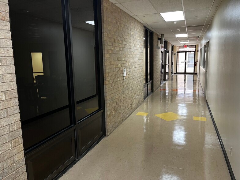 More Photos Of 7600 Woodrow Ave, Austin Schools For Lease
