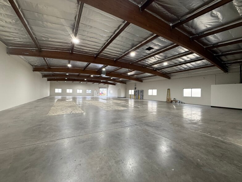 More Photos Of 8945 Quartz Ave, Northridge Warehouse For Lease