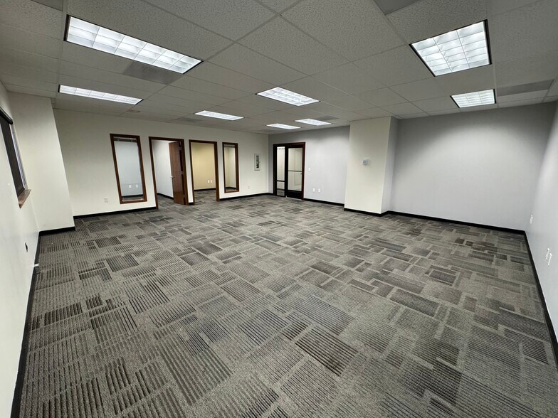 More Photos Of 325 E George Hopper Rd, Burlington Office For Lease