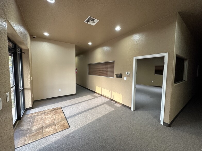 More Photos Of 13106 Lookout Rdg, San Antonio Warehouse For Sale
