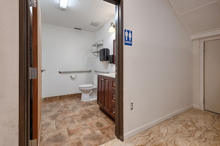 More Photos Of 110 S Main, Dilley Hotel For Sale