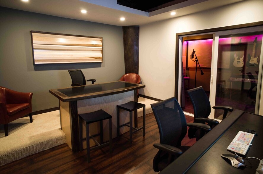 More Photos Of 10545 Burbank Blvd, North Hollywood Office For Lease