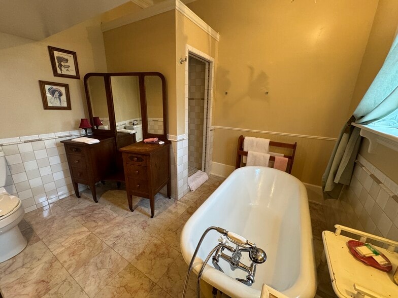 More Photos Of 224 W Chickasaw St, Tahlequah Hospitality For Sale