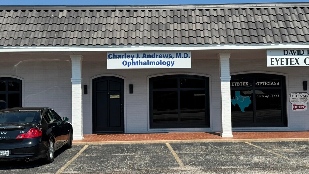 More Photos Of 556 W Bedford Euless Rd, Hurst Office For Lease