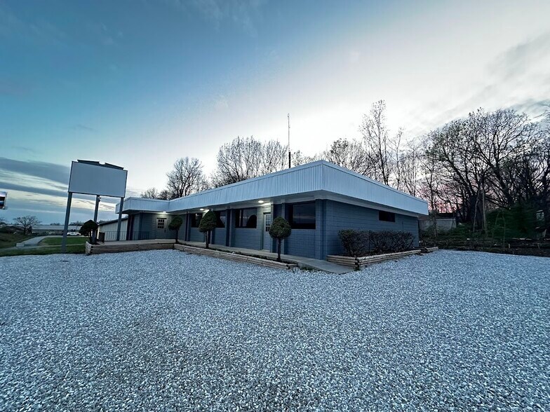 More Photos Of 2852 N Biagio, Ozark Office For Lease