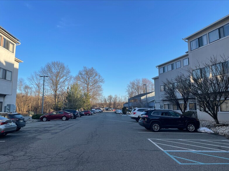 More Photos Of 239 New Rd, Parsippany Office For Lease