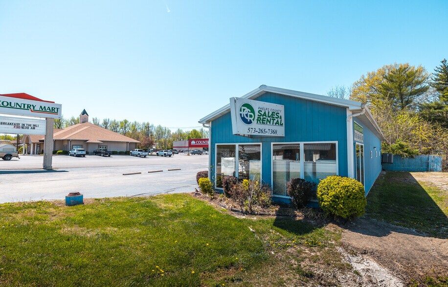 More Photos Of 329 N Jefferson St, Saint James Freestanding For Sale