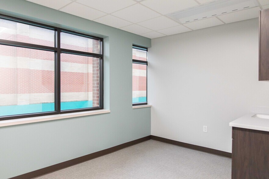 More Photos Of 17030 Lakeside Hills Plz, Omaha Medical For Lease