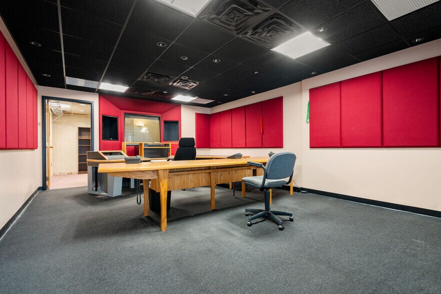 More Photos Of 115 Dummer St, Brookline Flex For Sale