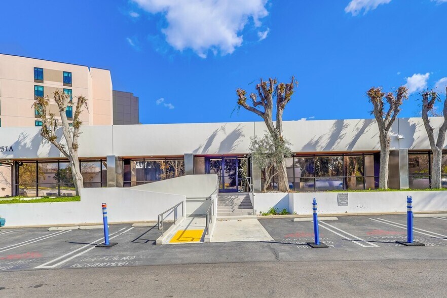 More Photos Of 5947-5951 Variel Ave, Woodland Hills Office For Sale
